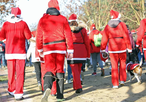 Ludzie biegają w parku publicznym miasta na Boże Narodzenie — Zdjęcie stockowe