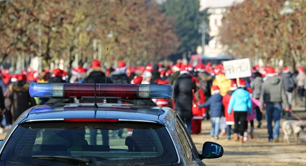 Rendőrségi autó kísér a tüntetők — Stock Fotó