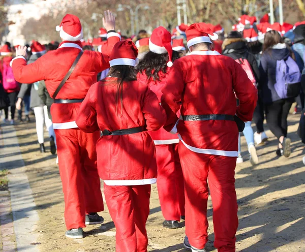 Ludzie ubrany jak Santa Claus podczas zdarzenia, zwany systemem wi — Zdjęcie stockowe