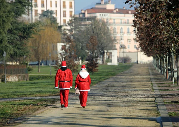 Solitario Santa Claus caminando en el Parque Público — Foto de Stock