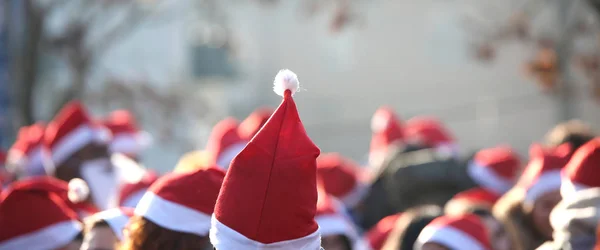 Multitud con sombreros de Santa Claus — Foto de Stock