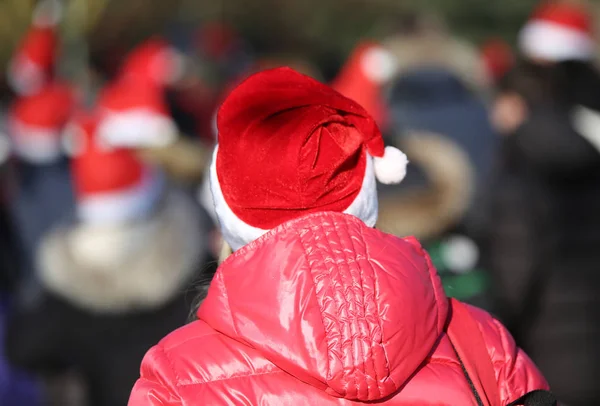 Kobieta z płaszczem i czerwony kapelusz Santa — Zdjęcie stockowe