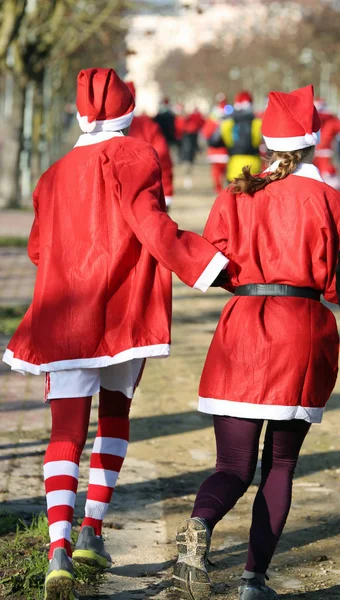 Santa młody podczas spotkania Claus Santas — Zdjęcie stockowe