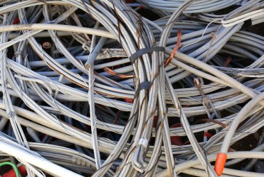 bir depolama içinde eskimiş elektrik bakır kablolar