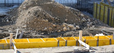 Dünya ve eksilerini bir evde dış duvarları ayırma yığını