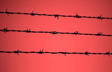 Dikenli tel ve kırmızı arka plan bulanık