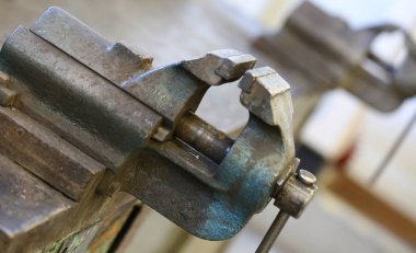 Atölye bir demirci ve demir Yardımcısı