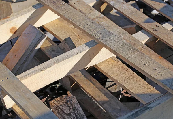 Houten pallets in een bosrijke materiële stortplaats — Stockfoto