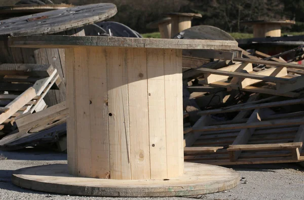 Bobine di legno per cavi elettrici in discarica per m riciclabili — Foto Stock