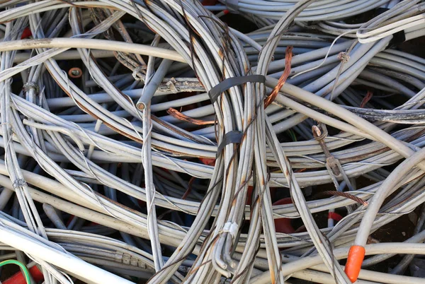 Bir depolama içinde eskimiş elektrik bakır kablolar — Stok fotoğraf
