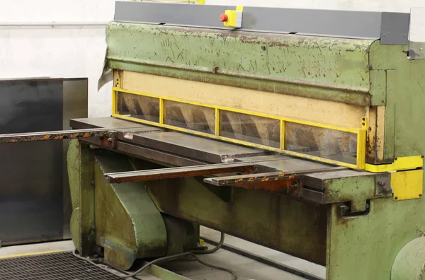 Oficina de um ferreiro e a prensa para dobrar e cortar metal — Fotografia de Stock
