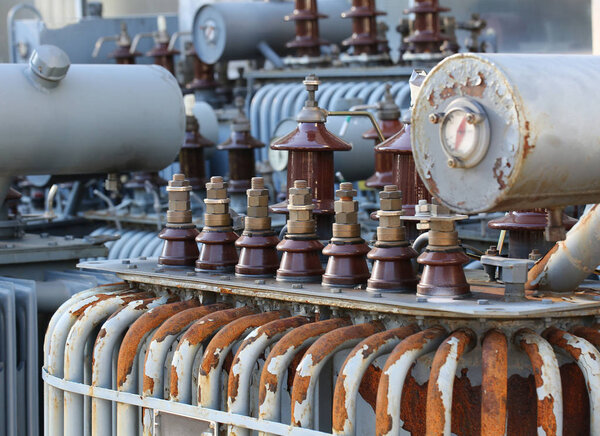 Хранение старых трансформаторов напряжения
