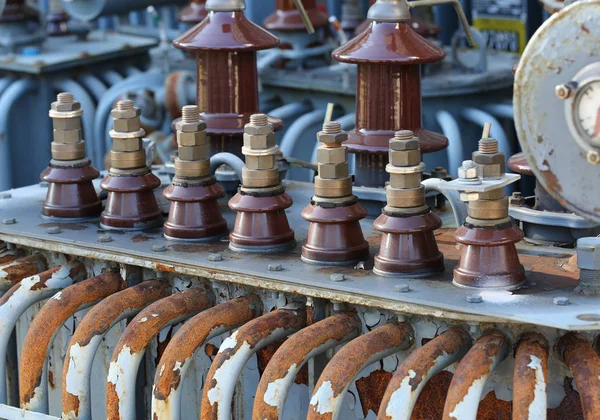 Armazenamento de transformadores de tensão elétrica obsoletos — Fotografia de Stock
