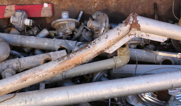 Vecchi tubi di ferro arrugginiti e altro materiale ferroso — Foto Stock