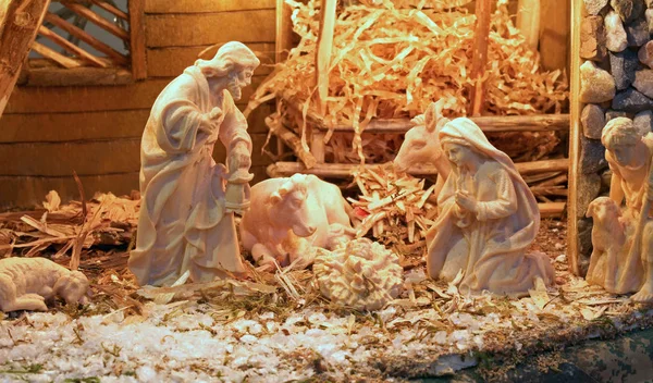Traditionele kerststal St. Jozef en de Maagd Maria een — Stockfoto