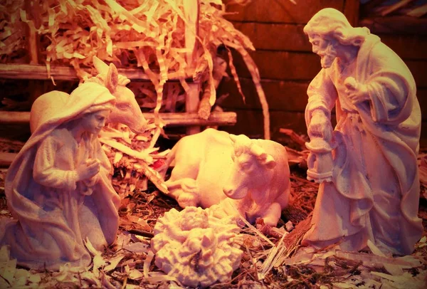 Presepe con belle statue in legno e la mangiatoia — Foto Stock