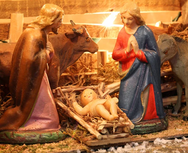 Presepe tradizionale con San Giuseppe e la Vergine Maria a — Foto Stock