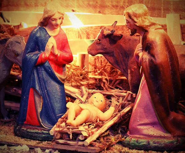 Antike Statuen der Maria und des Heiligen Josep mit kleinen Jesuskindern — Stockfoto