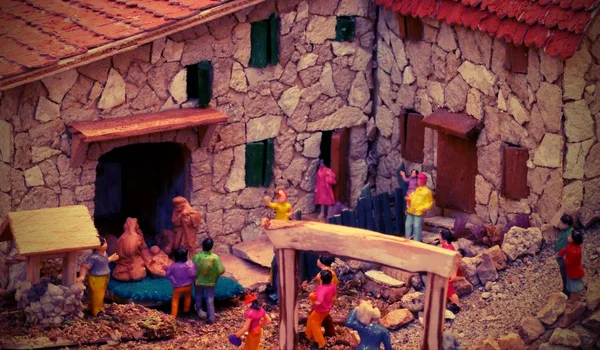 Escena animada en un pueblo con la Sagrada Familia — Foto de Stock