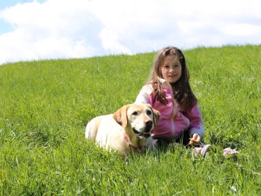 genç kız ve köpek dağlar yeşil çayır yatan