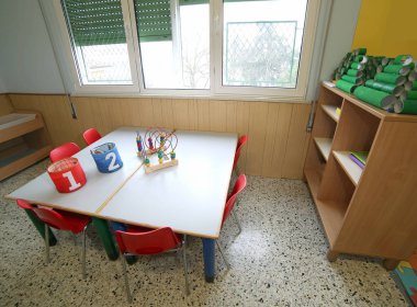 sandalye ve küçük tablolar içinde bir sınıf