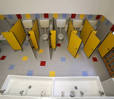 okul çocukları ile küçük su banyo lavabo