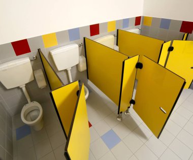 sc banyo küçük kabin içinde küçük su dolabı