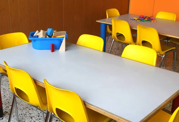 Mesas y sillas en el aula de jardín de infantes —  Fotos de Stock