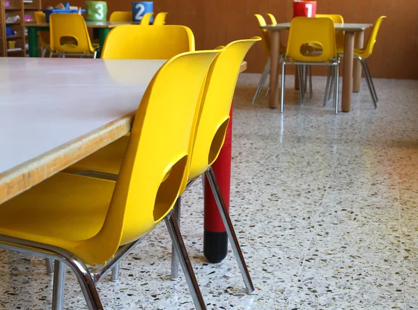 Kindergartenklassenzimmer mit Tischen und gelben Stühlen — Stockfoto