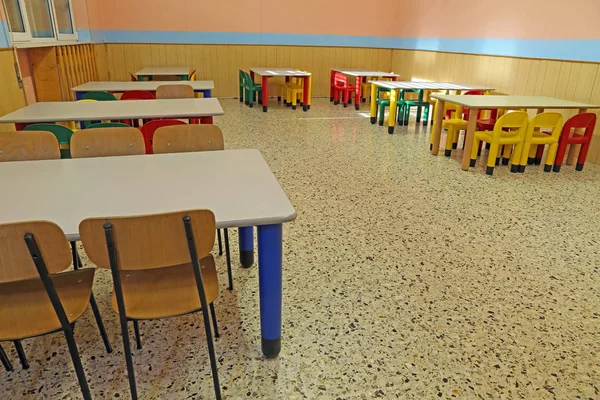 Tavoli e sedie da refettorio in una scuola materna — Foto Stock