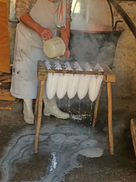 Caseificio durante la produzione di formaggio in malga — Foto Stock