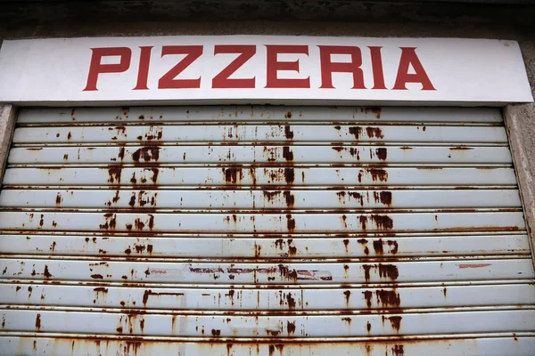 Il grande cartello della Pizzeria con il cancello chiuso — Foto Stock