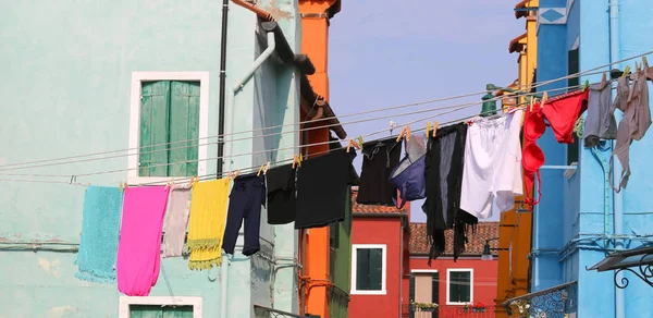 Kleren te drogen in de zon op een warme dag van de zomer hing — Stockfoto