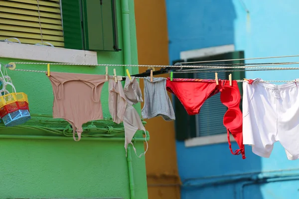 Roupas penduradas para secar ao sol — Fotografia de Stock