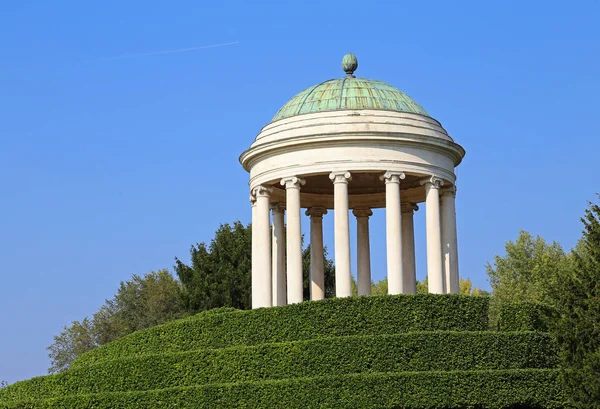 Dôme sur la colline et le ciel bleu — Photo