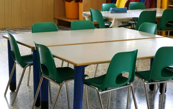 Cadeiras e bancos de uma escola para crianças — Fotografia de Stock