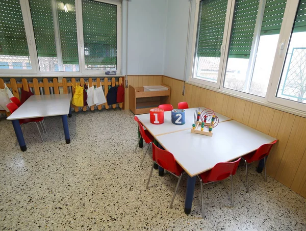 Innerhalb eines Klassenzimmers mit Stühlen und Bänken und einigen Spielzeugen auf dem Boden — Stockfoto