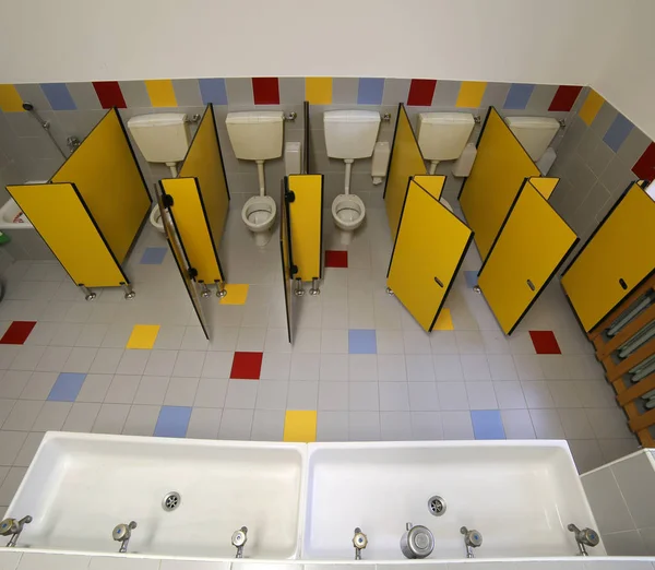 Pequeño baño de agua de los niños de la escuela con lavabos — Foto de Stock