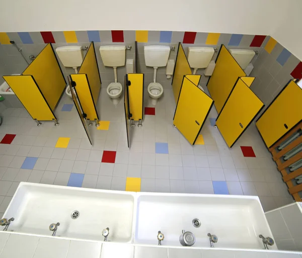 Peu d'eau dans les toilettes de l'école pour les enfants — Photo