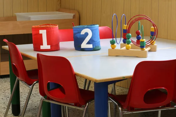 Dois jarros no banco de escola em um jardim de infância para crianças — Fotografia de Stock