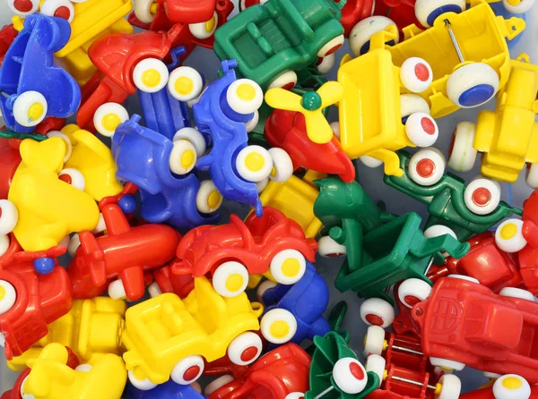 Automobili giocattolo di plastica per la felicità dei bambini piccoli — Foto Stock