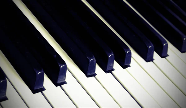 Klaviertastatur mit vielen Tasten — Stockfoto