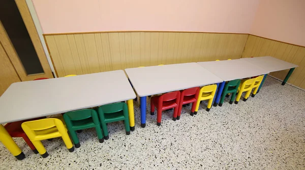 Réfectoire salle de classe crèche avec petits bancs — Photo