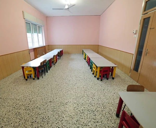 Guardería refectorio aula con bancos pequeños y coloridos plas —  Fotos de Stock