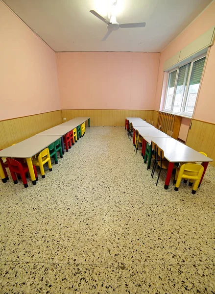 Ruang makan dengan meja dan kursi untuk anak-anak — Stok Foto