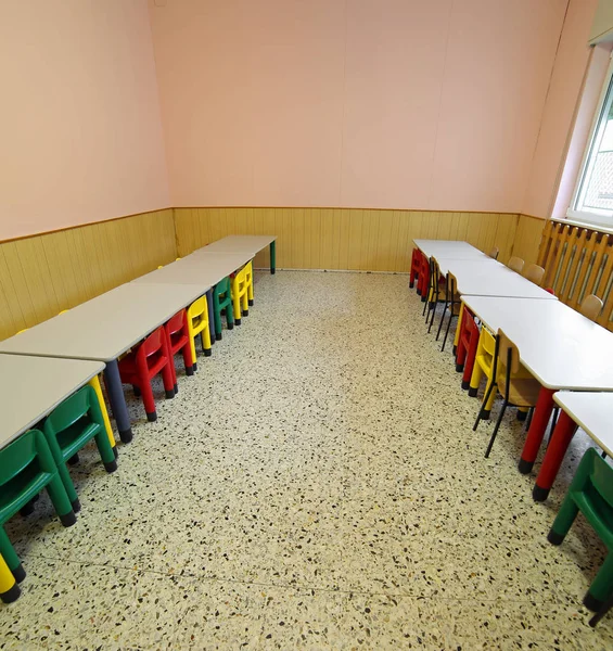 Обеденный зал со столами и стульями для детей — стоковое фото