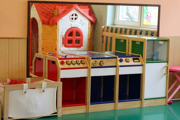 Modelo de una cocina en miniatura para que los niños jueguen en el classro — Foto de Stock