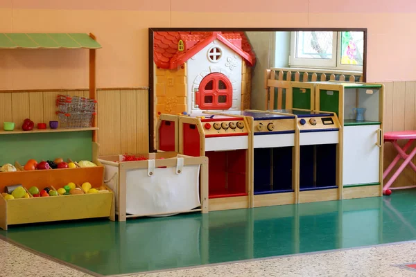 Model miniaturowy kuchnia i stoisko warzywniaku w kinder — Zdjęcie stockowe