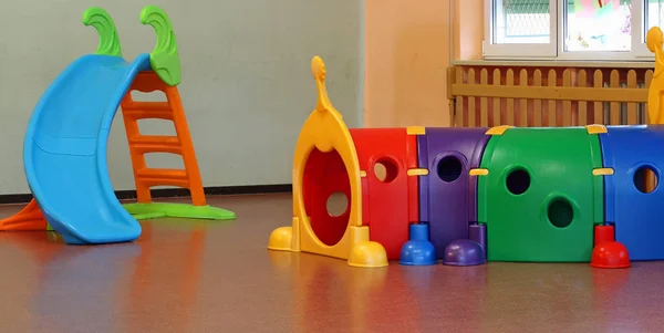 Okul öncesi için büyük plastik oyunlar ile okul Salonu — Stok fotoğraf