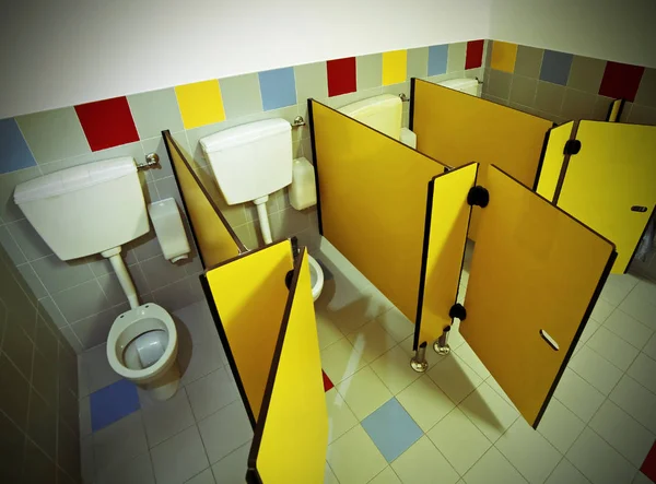 Toalett i badrummet i en barnkammare — Stockfoto